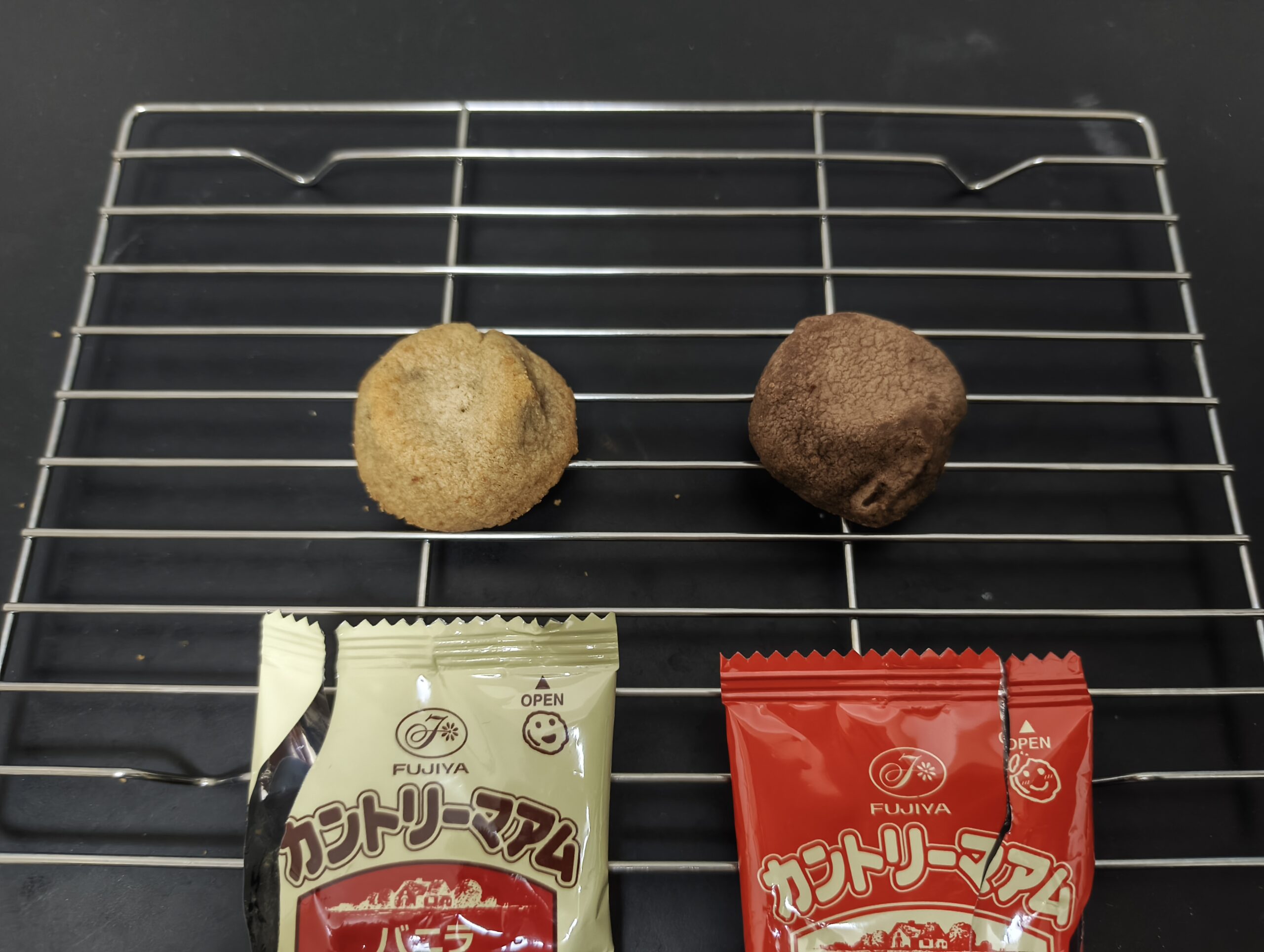 カントリーマアム バニラとココアを並べたサイズ比較