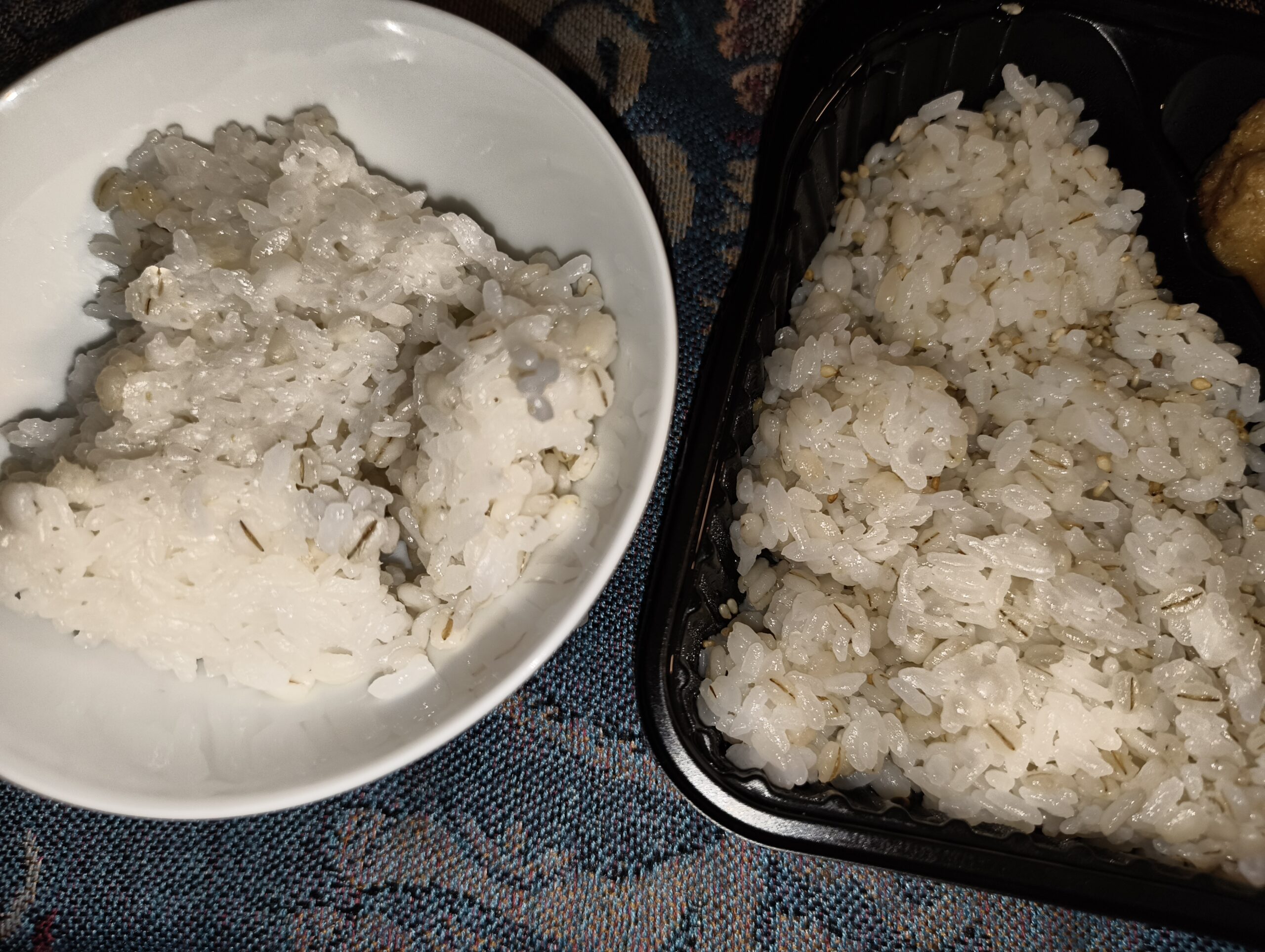 自宅麦飯とトップバリュ押し麦ごはん食べ比べ