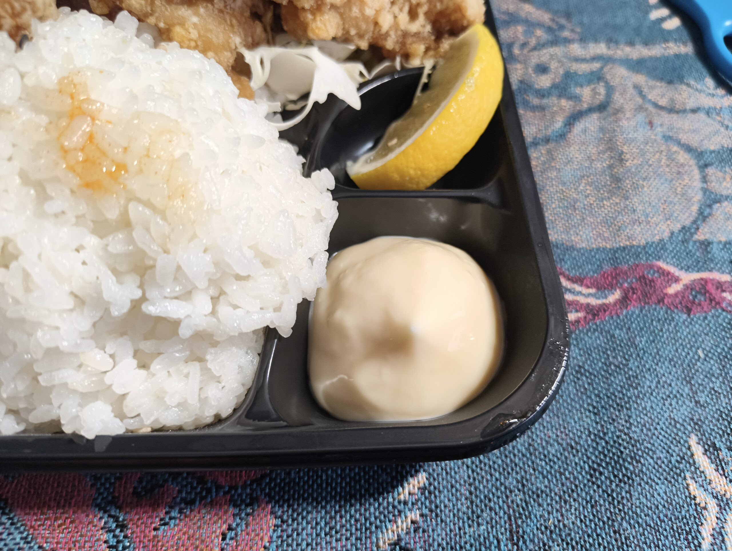 チーズソースとレモンのアップ