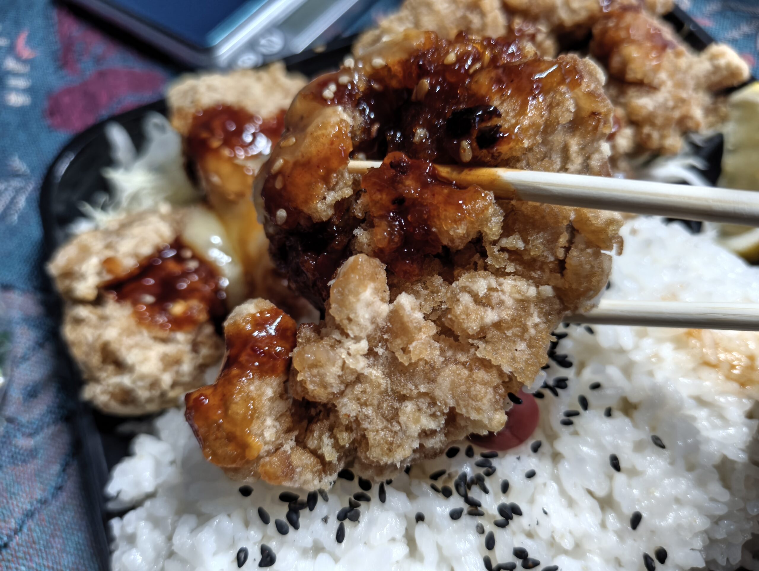 箸でからあげをつまむアップ